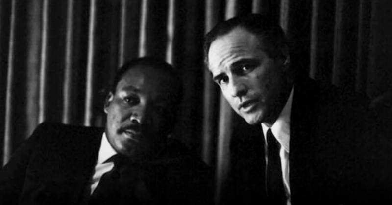 Marlon Brando là nam diễn viên có quan điểm chính trị rất rõ ràng và không khoan nhượng. Bên trái ông là Martin Luther King, nhà hoạt động nhân quyền người Mỹ gốc Phi, đi đầu phong trào đấu tranh bình đẳng sắc tộc ở Mỹ vào những năm 60. (Ảnh: IMDb)
