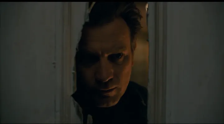 Hình ảnh gợi nhớ đến cảnh phim kinh điển “Here is Johnny” trong The Shining