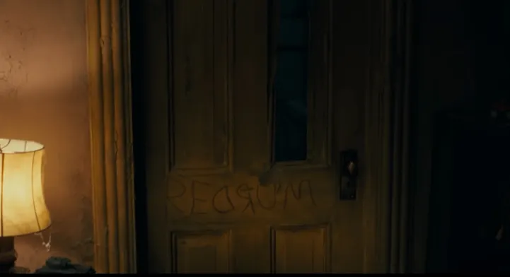 Dòng chữ REDRUM nổi tiếng (nhìn qua gương sẽ tạo thành MURDER - nghĩa là Tàn sát)