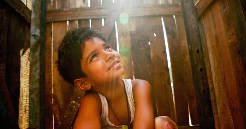 Bộ ba nh&acirc;n vật ch&iacute;nh trong Slumdog Millionaire c&oacute; số phận rất đ&aacute;ng thương (Nguồn: IMDb)