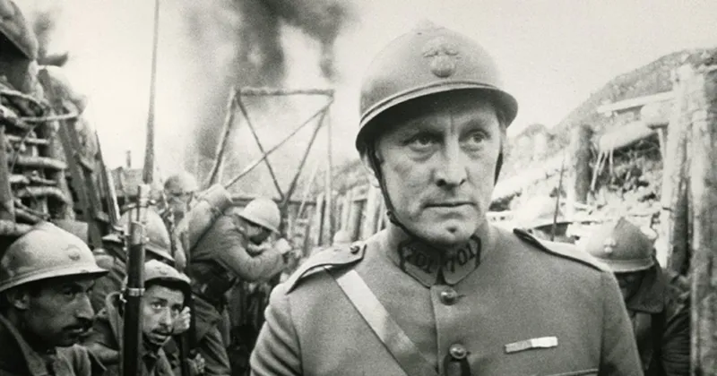 Paths of Glory, bộ phim mà Stanley Kubrick đang dần hoàn thiện phong cách. Ảnh: United Artists.