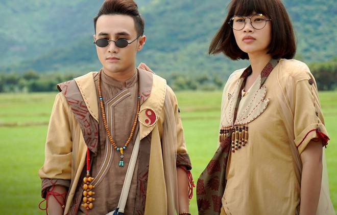 Huỳnh Lập trong vai Tinh Lâm, pháp sư mù đi tìm cách chữa cho đôi mắt.