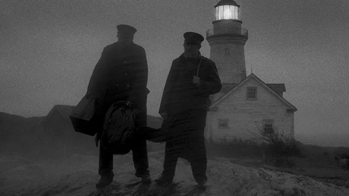 The Lighthouse xoay quanh câu chuyện hai người đàn ông gác hải đăng. Ảnh: IMDb