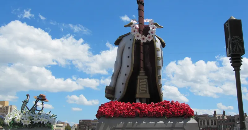 Đài tưởng niệm One Piece.
