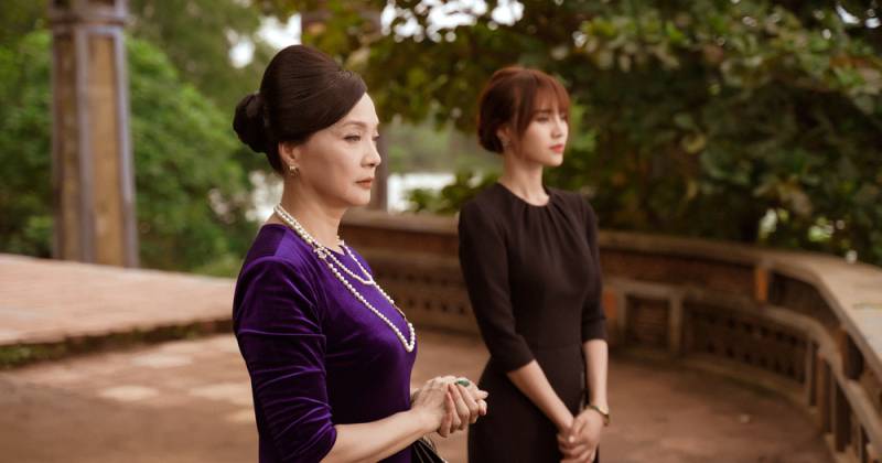 NSND Lê Khanh (trái) vai Thái Tuyết Mai và Ninh Dương Lan Ngọc vai Quyên (Ms. Q) trong Gái Già Lắm Chiêu 3. 