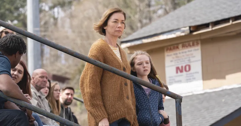 Julianne Nicholson và Scarlett Blum trong “The Outsider”.