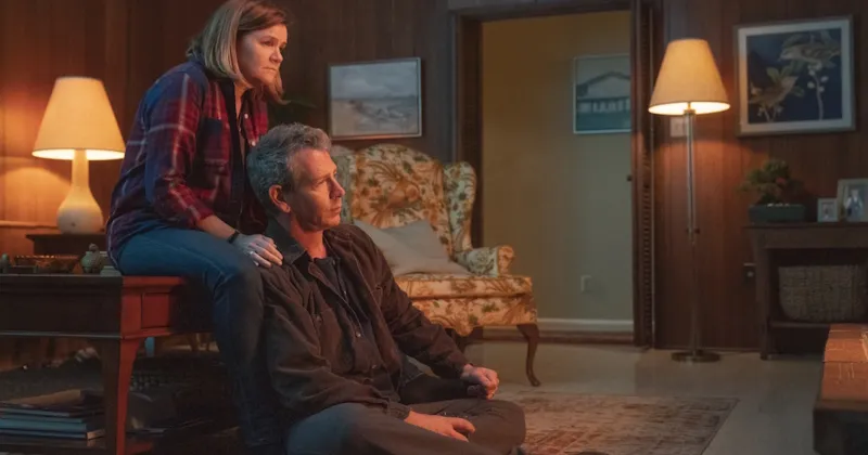 Mare Winningham và Ben Mendelsohn trong “The Outsider”