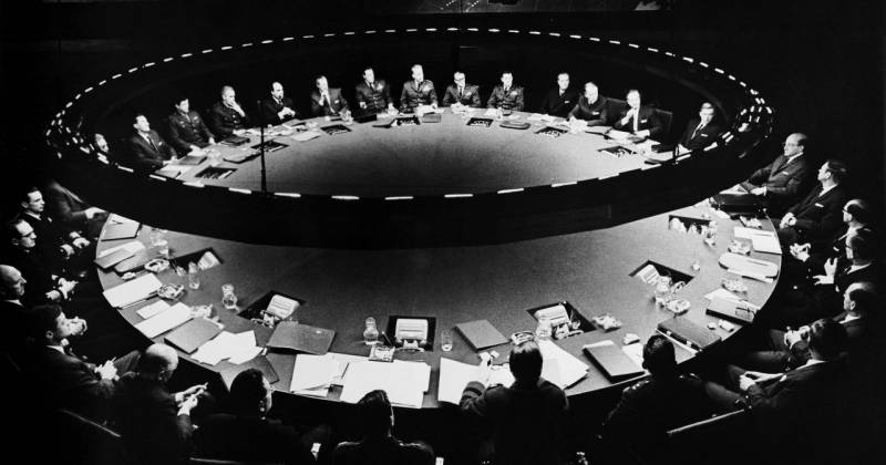 Các chủ đề chính trong phim của Stanley Kubrick thường là về nhân sinh, bạo lực, tình dục, chiến tranh... Trong hình là cảnh hội nghị chiến tranh nổi tiếng của Dr. Stranglove. (Ảnh: Flashbak)