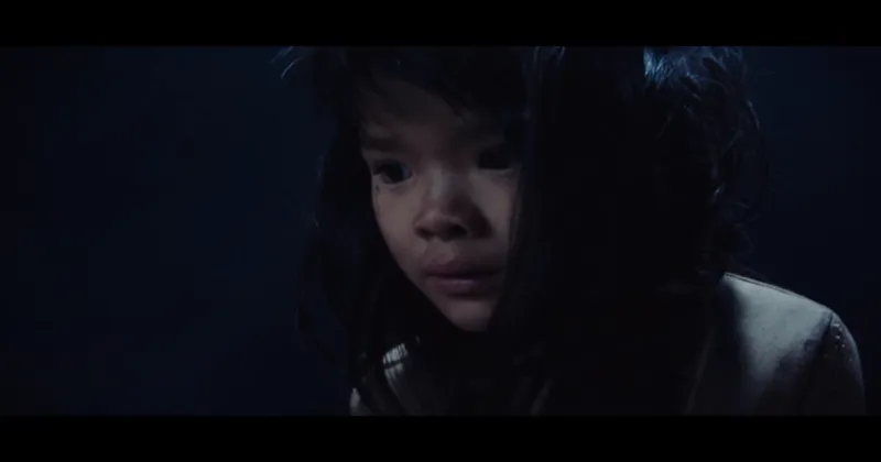 Đứa trẻ, h&igrave;nh ảnh ẩn dụ về nh&acirc;n t&iacute;nh con người trong The Platform.  (Ảnh: Netflix) 