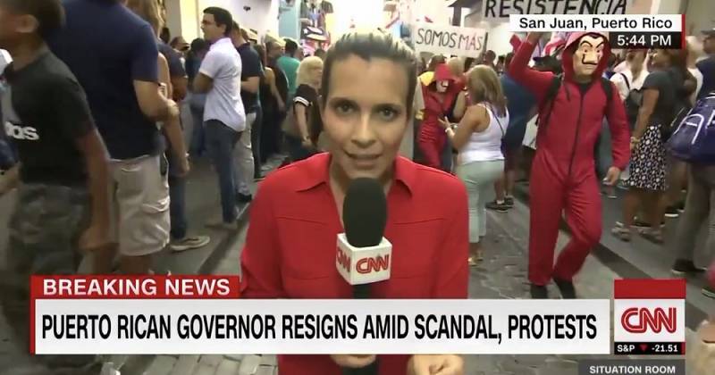 Phục trang của Money Heist được mặc trong một cuộc biểu tình ở Puerto Rico. (Ảnh: CNN)