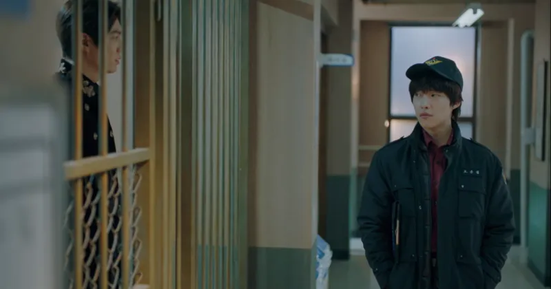 Woo Do Hwan đ&oacute;ng hai vai trong phim, 1 l&agrave; Jo Young ở Đại H&agrave;n Đế Quốc, cận vệ của Lee Gon; 2 l&agrave; Jo Eun Sup ở Đại H&agrave;n D&acirc;n Quốc. 