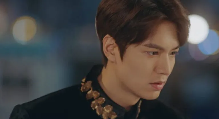 Lee Min Ho trong vai Ho&agrave;ng Đế Lee Gon. 