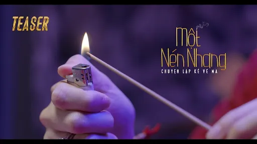 Khói nhang tạo nên sự mờ ảo đầy linh thiêng.