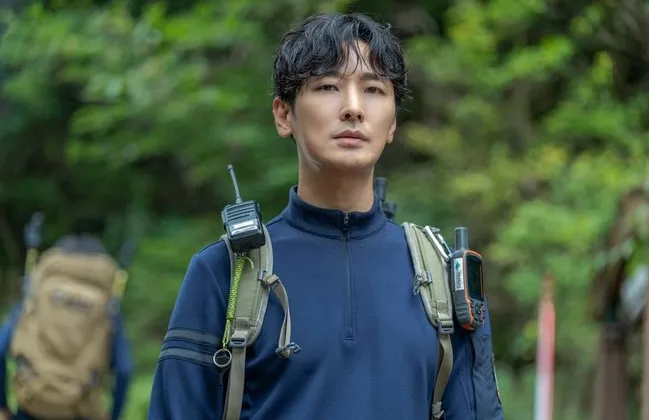 Joo Ji-hoon đóng vai một nhân viên mới, từng làm việc trong quân đội và mang quá khứ bí ẩn.