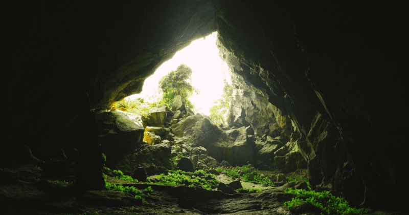 Bên trong và ngoài các hang động ở Tú Làn.