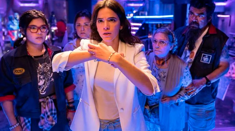 Bruna Marquezine (giữa) từng thử vai cho Supergirl
