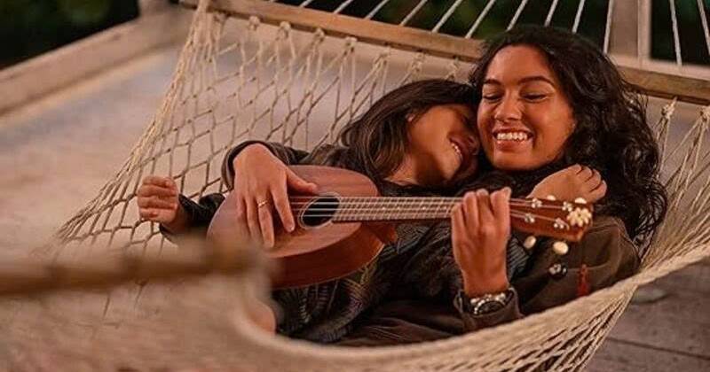 Phân đoạn 2 chị em Lilo và Nani hòa vang ca khúc Aloha Oe nhẹ nhàng, sâu lắng