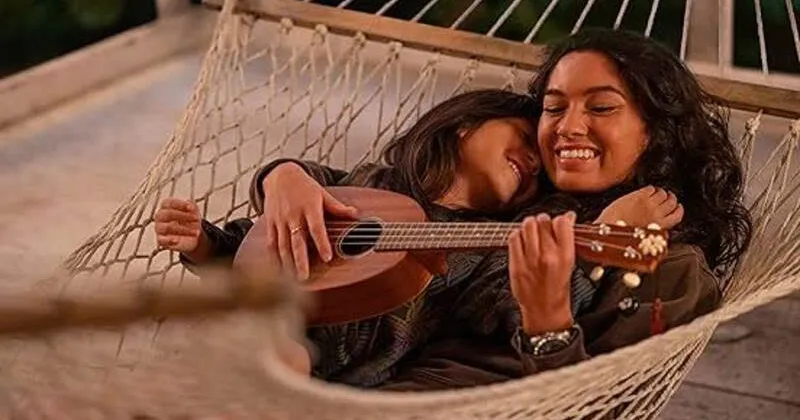 Phân đoạn 2 chị em Lilo và Nani hòa vang ca khúc Aloha Oe nhẹ nhàng, sâu lắng