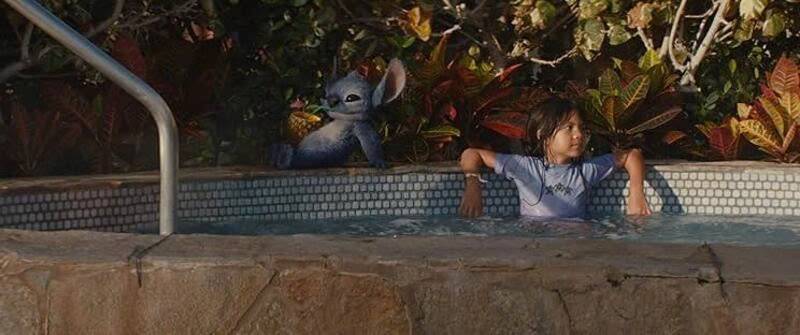 Maia thật sự là một diễn viên nhí tài năng, diễn cực kỳ ăn ý với Stitch CGI
