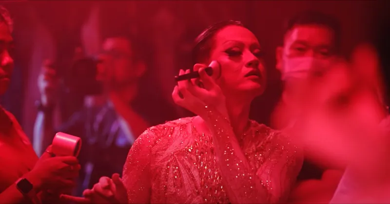 Thanh Duy hoá trang vào một nhân vật drag queen trong phim Dưới Đáy Hồ