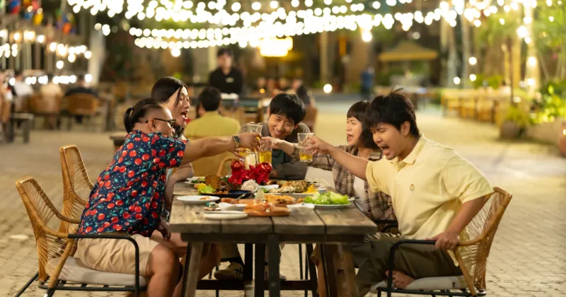 Nh&oacute;m bạn g&oacute;p phần tiếng cười cho phim 
