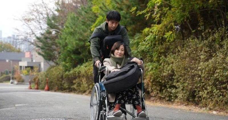 Hoan đưa mẹ Hạnh sang Hàn Quốc để bỏ mẹ cho anh trai nuôi dưỡng thay cậu