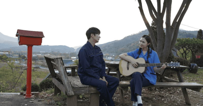 Mang Mẹ Đi Bỏ là bộ phim kết hợp Việt - Hàn nên bối cảnh diễn ra song song ở cả 2 nơi