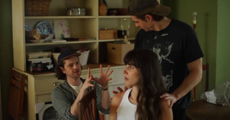 Dính Lẹo chinh phục các nhà phê bình quốc tế ngay sau khi ra mắt tại Liên hoan phim Sundance và công chiếu rộng rãi ở Mỹ