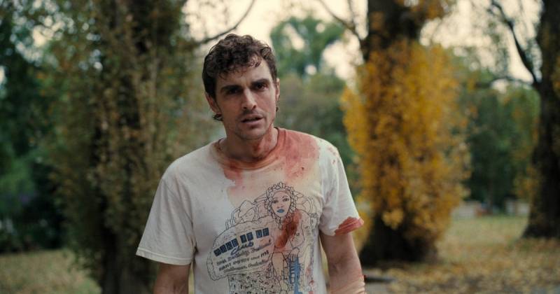 Dính Lẹo được so sánh với các tác phẩm kinh điển như The Thing hay The Substance