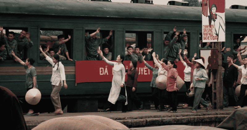 Điểm đặc biệt của Mưa Đỏ là cách kể song song hai tuyến truyện