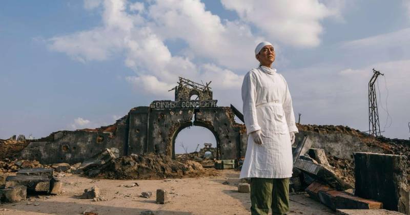 Mưa Đỏ được sản xuất bởi Điện ảnh Quân đội Nhân dân, chuyển thể từ tiểu thuyết cùng tên của nhà văn - Đại tá Chu Lai