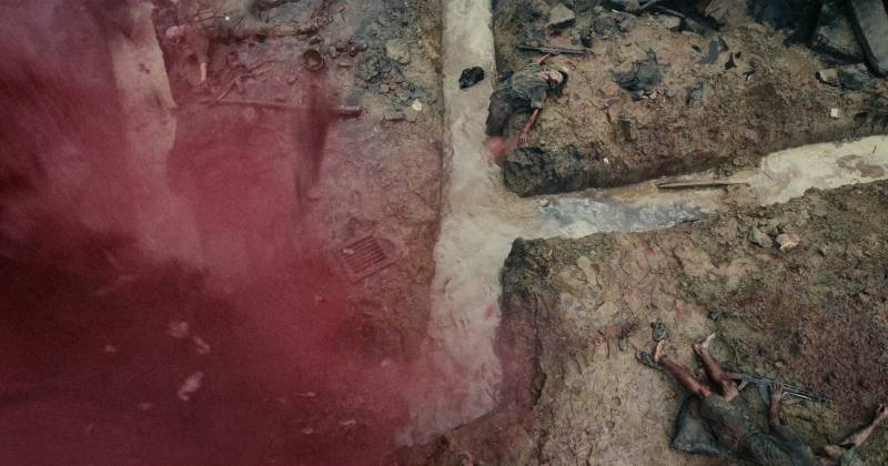 Hình tượng “mưa đỏ” chính là ẩn dụ về máu của thế hệ thanh niên ngã xuống