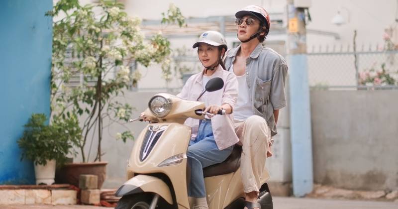 Tay Anh Giữ Một Vì Sao không chỉ mang chất rom-com mà còn thổi vào đó hơi thở đời sống Việt Nam