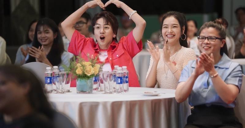 Tay Anh Giữ Một Vì Sao còn có sự góp mặt của Duy Khánh và Cù Thị Trà