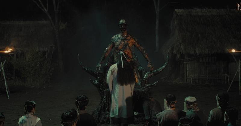 Những nghi lễ dị giáo tràn ngập không khí quỷ dị