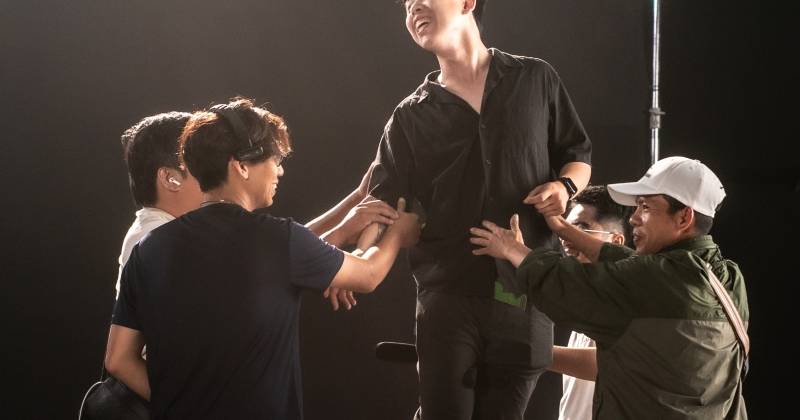 Điểm độc đáo của bộ phim nằm ở bối cảnh nghệ thuật xiếc, một thế giới hiếm khi được khai thác trong điện ảnh Việt