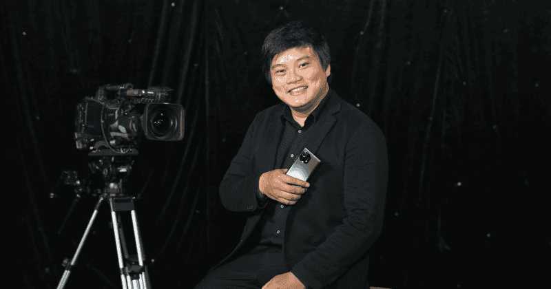 Con Kể Ba Nghe được xem là một bước đi thú vị của Trần Thanh Huy sau phong cách “bụi đời” đặc trưng của Ròm