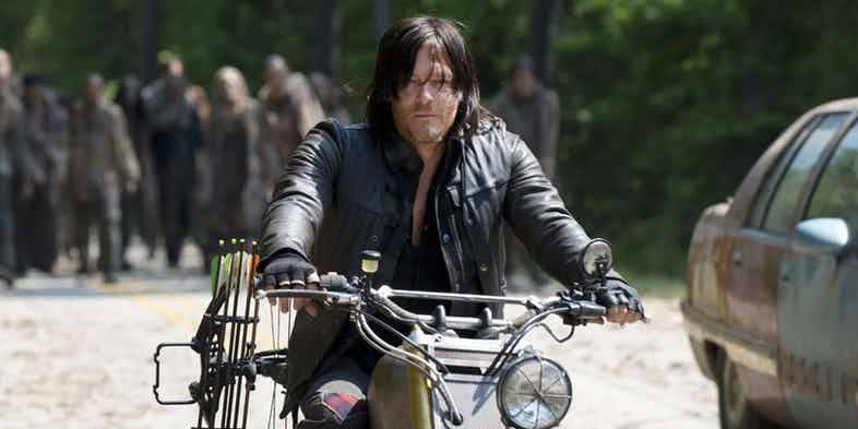 Vai diễn của Reedus trong The Walking Dead thường xuyên đi motor.