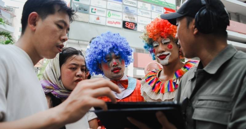 Bộ phim do đạo diễn trẻ Đỗ Quốc Trung thực hiện, với sự đồng hành của giám đốc sáng tạo Trần Thanh Huy - người từng gây tiếng vang với Ròm