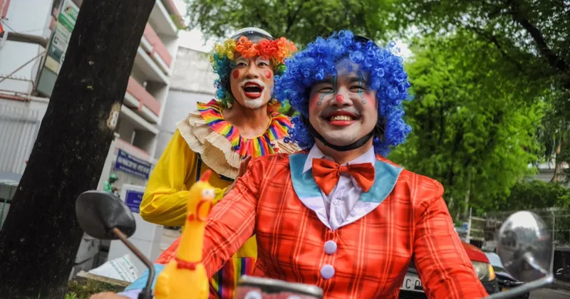 Kiều Minh Tuấn v&agrave;o vai "g&agrave; trống nu&ocirc;i con" bằng nghề diễn xiếc