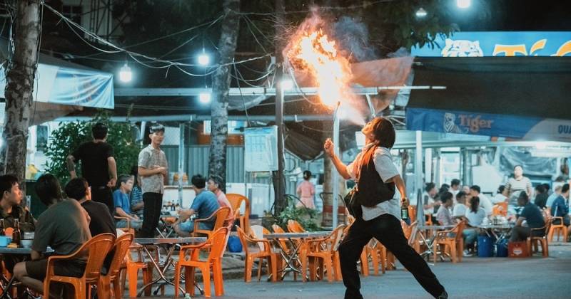 Kiều Minh Tuấn còn thực hiện diễn xiếc phun lửa đường phố trong Con Kể Ba Nghe