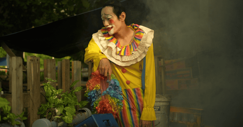 Kiều Minh Tuấn xuất hiện với tạo h&igrave;nh ho&agrave;n to&agrave;n mới: một nghệ sĩ xiếc gầy g&ograve;, khắc khổ nhưng đầy nội lực