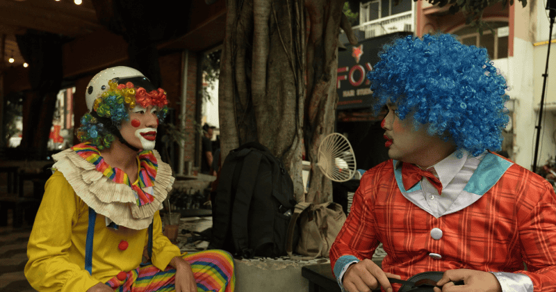 Con Kể Ba Nghe c&ograve;n c&oacute; sự tham gia của những nghệ sĩ xiếc thực thụ gi&uacute;p bộ phim t&aacute;i hiện ch&acirc;n thực kh&ocirc;ng gian s&acirc;n khấu xiếc