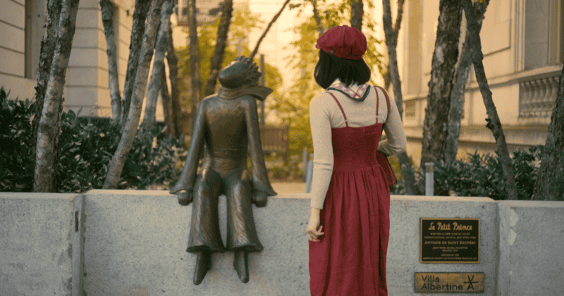 Bức tượng đồng Ho&agrave;ng Tử B&eacute; đặt ph&iacute;a trước Villa Albertine - nơi nh&agrave; văn Antoine de Saint-Exup&eacute;ry ho&agrave;n th&agrave;nh bản thảo t&aacute;c phẩm Ho&agrave;ng Tử B&eacute;