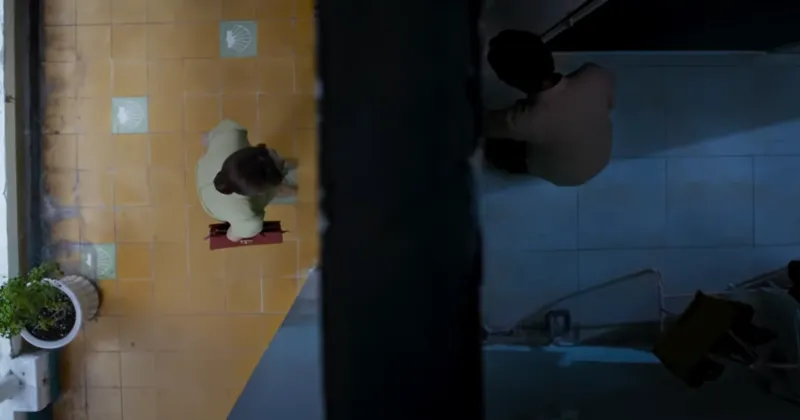 Sự xuất hiện bất ngờ của một người phụ nữ bí ẩn trong Nhà Ba Tôi Một Phòng