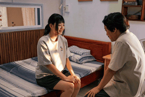 Nh&agrave; Ba T&ocirc;i Một Ph&ograve;ng l&agrave; bộ phim điện ảnh đầu ti&ecirc;n Trường Giang l&agrave;m đạo diễn