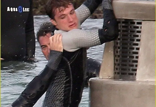Trong Catching Fire, Katniss một lần nữa đóng vai người dẫn dắt câu chuyện, trở về quê nhà và trở thành trung tâm của mọi sự chú ý.