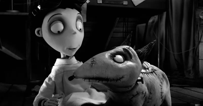 Cậu b&eacute; Victor Frankenstein v&agrave; ch&uacute; ch&oacute; cưng Sparky. Ảnh: Disney.