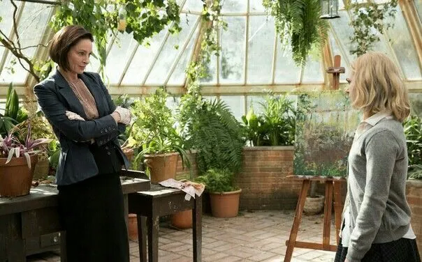Một vai diễn mờ nhạt của Uma Thurman trong Hành Lang Bí Ẩn (IMDb)