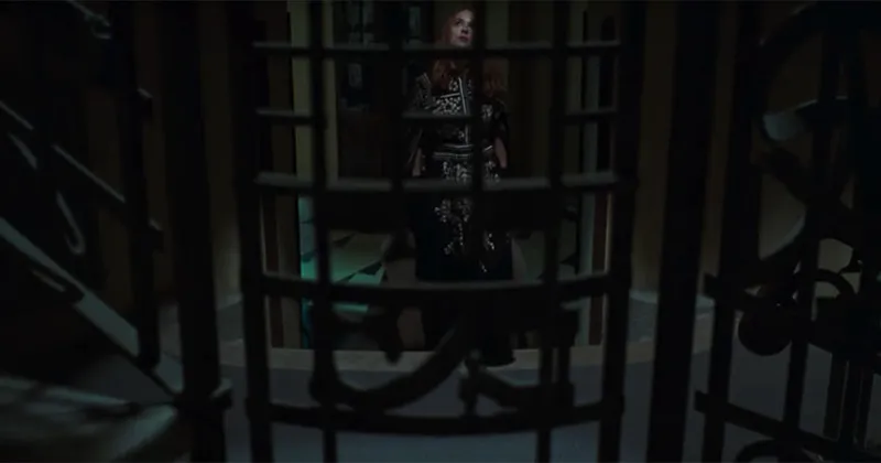 Suspiria (2018) sử dụng gam màu nâu xám xuất hiện nhiều trong các phim kinh dị ngày nay. (Amazon Studios)